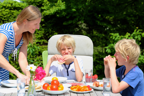 Enligt den nya studien minskade risken för övervikt hos barn som åt regelbundet åt med föräldrarna. Foto: Shutterstock